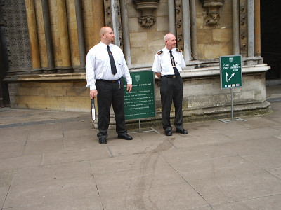 und überall auch Sicherheitsdienste... und überall auch Sicherheitsdienste...